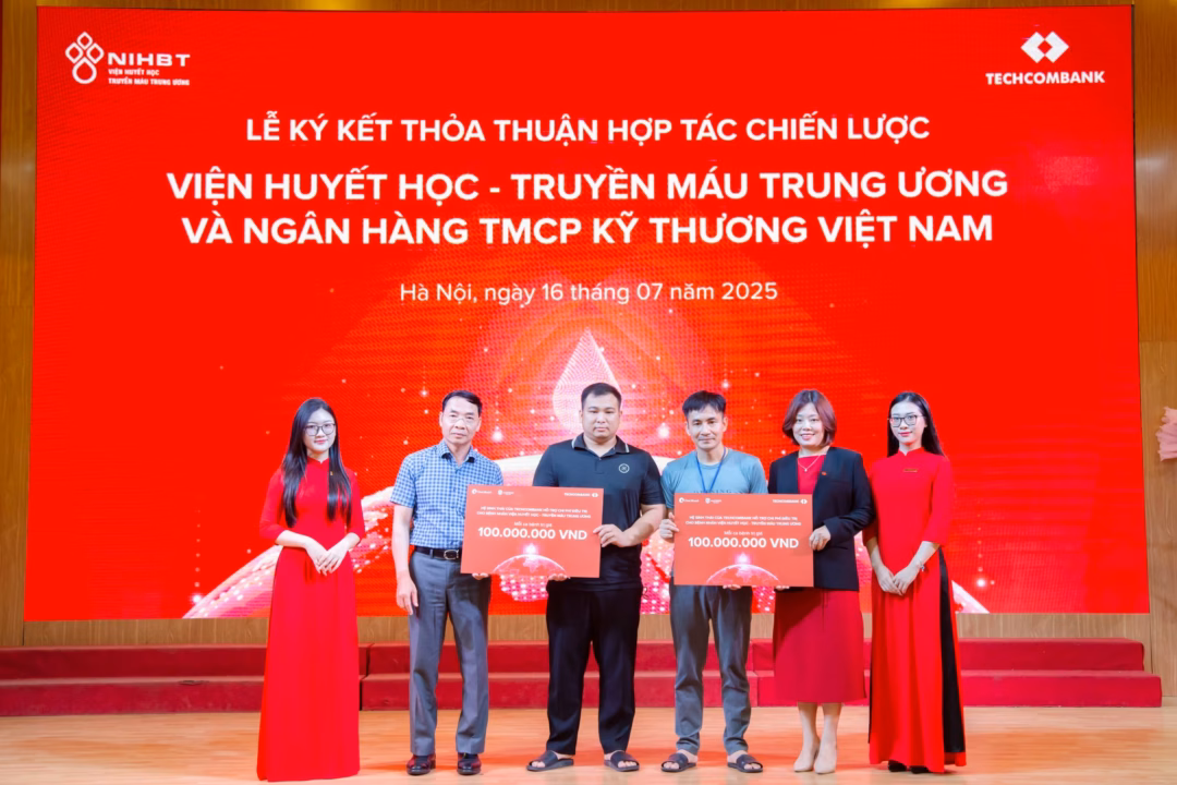 PGS.TS. Nguyễn Hà Thanh, Viện trưởng Viện Huyết học – Truyền máu Trung ương và bà Phan Thị Hải Yến, Giám đốc cao cấp Quản lý Quan hệ Khách hàng Tập đoàn, Khối Khách hàng Doanh nghiệp và Định chế tài chính Techcombank cùng đối tác ký thoả thuận hợp tác