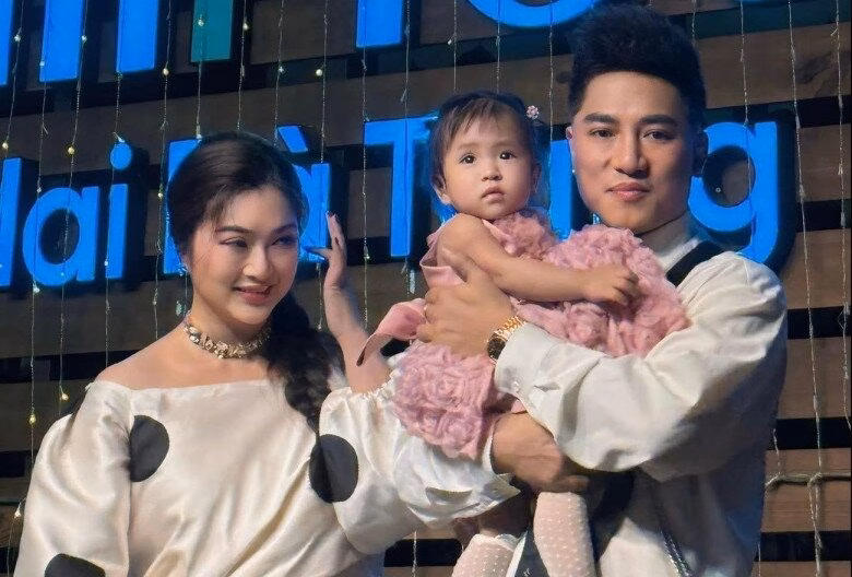 Thanh Trúc chia sẻ khoảnh khắc con gái không muốn bố Châu Khải Phong đi công tác Thanh Trúc công khai ông xã Chung Khải Phong trong tiệc thôi nôi của ái nữ.