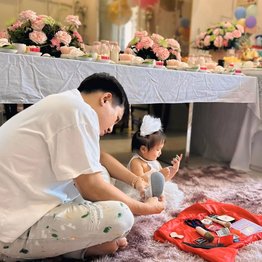 Thanh Trúc chia sẻ khoảnh khắc con gái không muốn bố Châu Khải Phong đi công tác Châu Khải Phong dù bận rộn với công việc nhưng rất cưng chiều ái nữ.