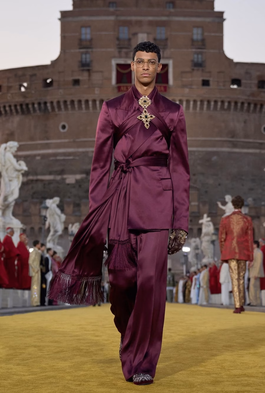 Thời trang cao cấp và sự trở lại của các biểu tượng Công giáo Khi thời trang cũng hướng đến niềm tin - Ảnh 16