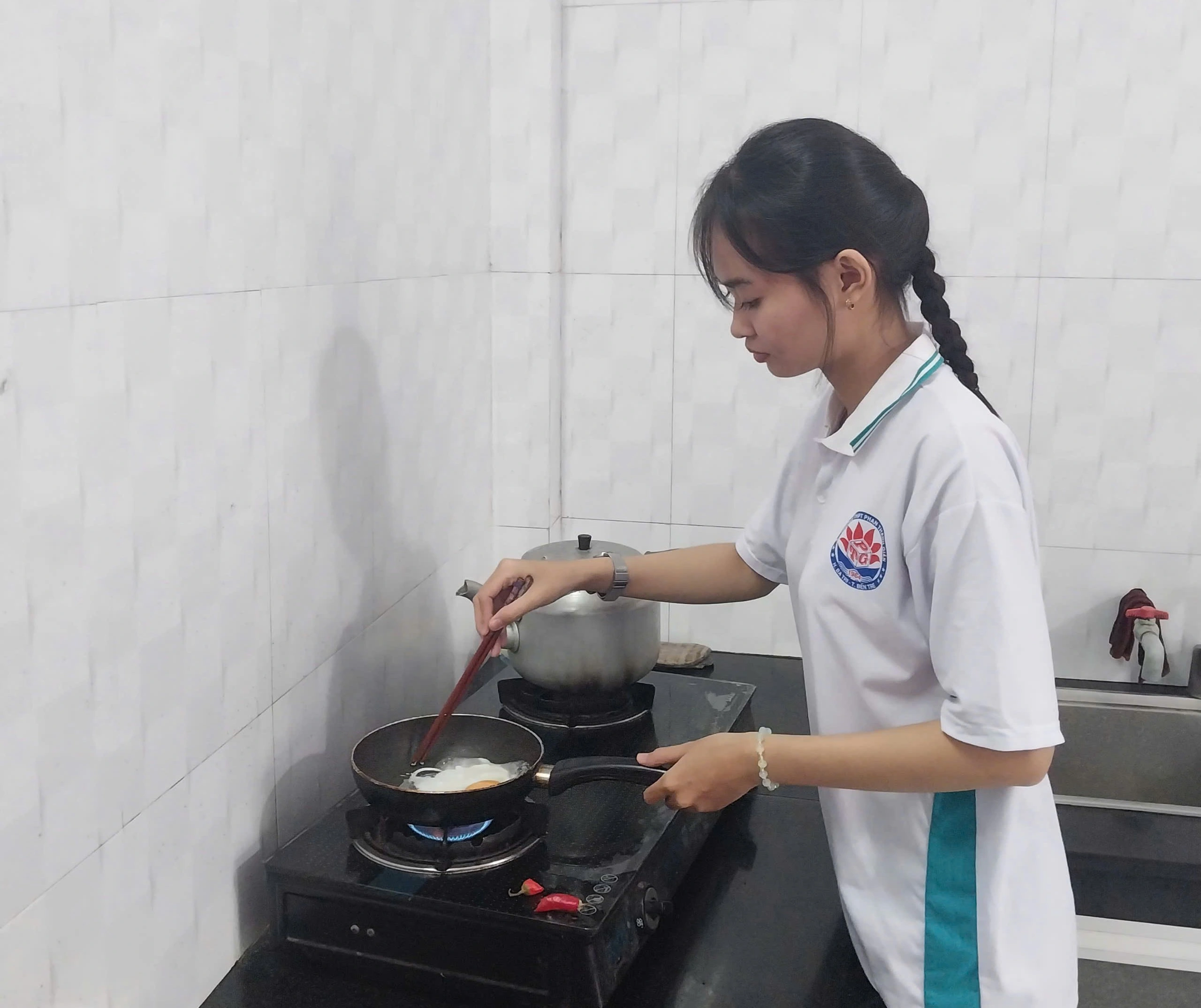 Ngoài giờ học, Nhung làm tốt các công việc nhà