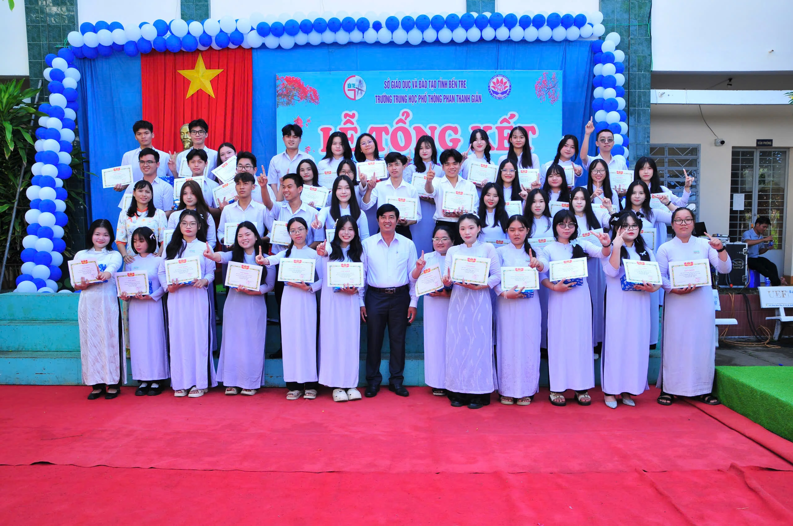 Nhung (thứ 3 từ phải qua, hàng cuối) cùng bạn tại lễ tổng kết năm học cuối cấp của mình