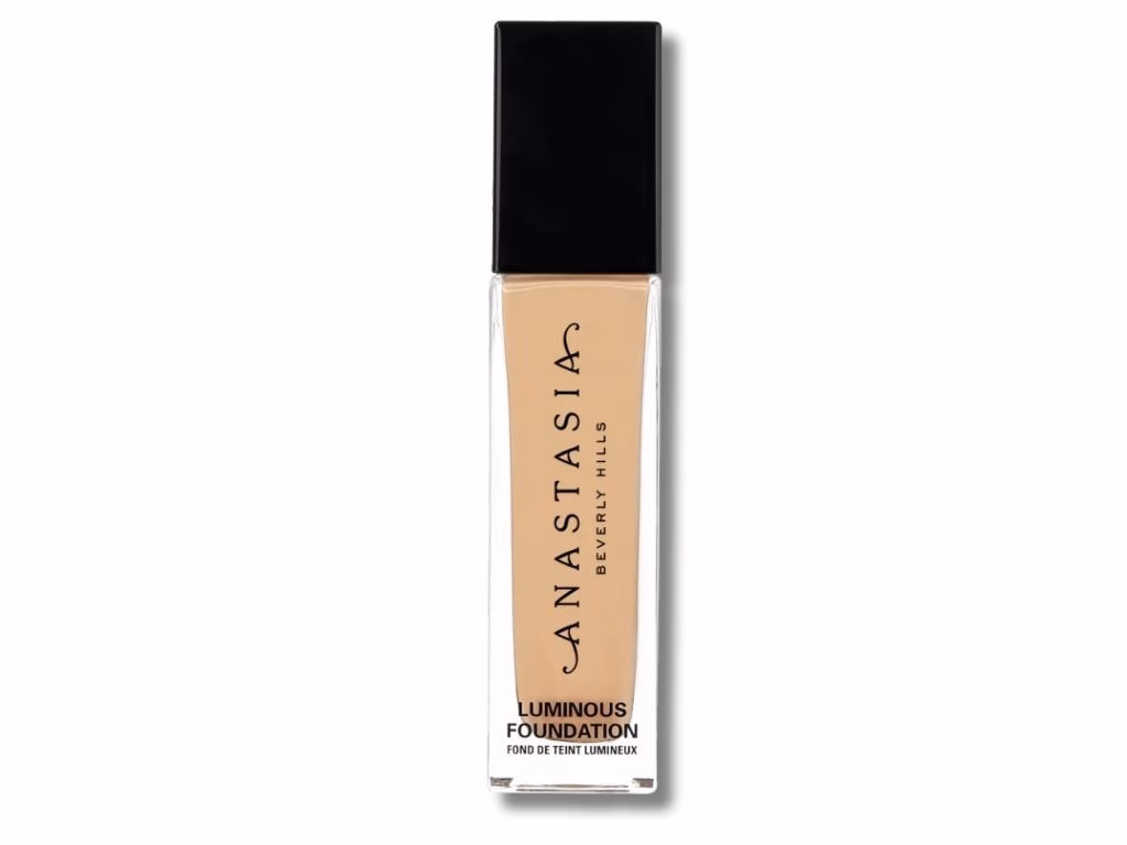 Tia Carrere bật mí bí quyết chăm sóc da và những lần gặp fan kỳ lạ The secret to her flawless finish? Tia blends both her Dermablend and Anastasia Beverly Hills foundations. Picture: Sephora