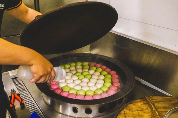 Tiệm bánh bao Thượng Hải đầu tiên tại Hà Nội: Susubao – Bánh bao handmade chất lượng thượng hạng Bánh bao được chiên ngập dầu. Ảnh: Susubao
