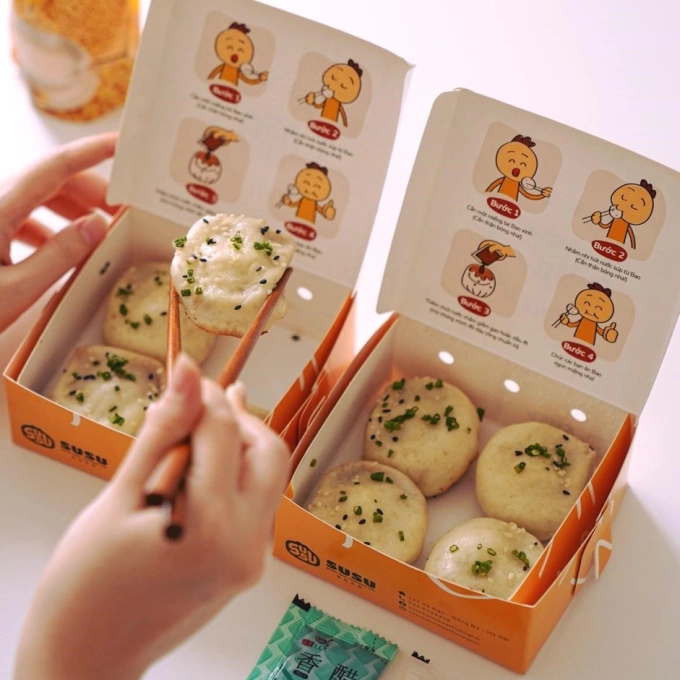 Tiệm bánh bao Thượng Hải đầu tiên tại Hà Nội: Susubao – Bánh bao handmade chất lượng thượng hạng Bánh được giao bằng hộp giấy với hướng dẫn cách ăn chi tiết để không bị bỏng. Ảnh: Susubao