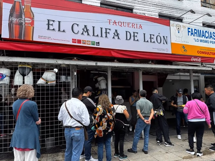 Tiệm taco bình dị trở thành nhà hàng đầu tiên đạt sao Michelin ở Mexico Khách hàng xếp hàng rất đông trước nhà hàng - Ảnh: Eternal Spring