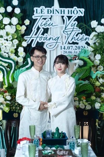 Tiểu Vy đính hôn gây bão mạng với màn phát biểu như hoa hậu Cô dâu Tiểu Vy và chú rể Hoàng Thiện trong đám hỏi vừa qua.