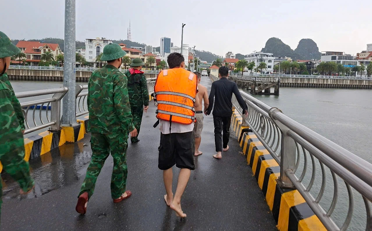 Tìm kiếm người mất tích trong vụ tàu du lịch lật trên vịnh Hạ Long Tàu du lịch bị lật trên vịnh Hạ Long do giông lốc
