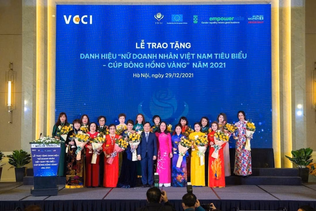 Phó Chủ nước Võ Thị Ánh Xuân và Chủ tịch VCCI Phạm Tấn Công trao Cúp Bông hồng Vàng cho nữ Doanh nhân tiểu biểu năm 2021