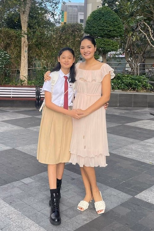 Tin tức đa dạng: Giải trí, thiết bị mùa bão, sự thật về Paris và lừa đảo trực tuyến Trước đó, Hương Giang cho biết, chiều cao của cô là 1m8 nhưng lúc học lớp 9 cô mới cao 1m65, trong khi Tiểu Panda cao 1m7 từ năm 11 tuổi. Ảnh: FB Hương Giang.