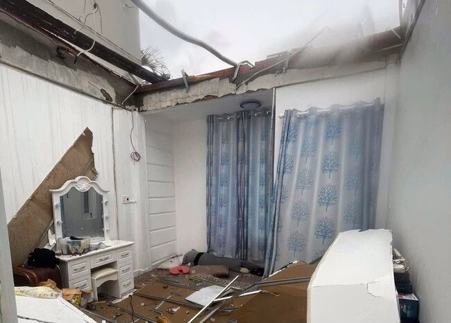 TP HCM: Mưa lớn gây tai nạn, 3 căn nhà bị bay mái tôn Phường Bình Thạnh hỗ trợ 5 triệu đồng/hộ.