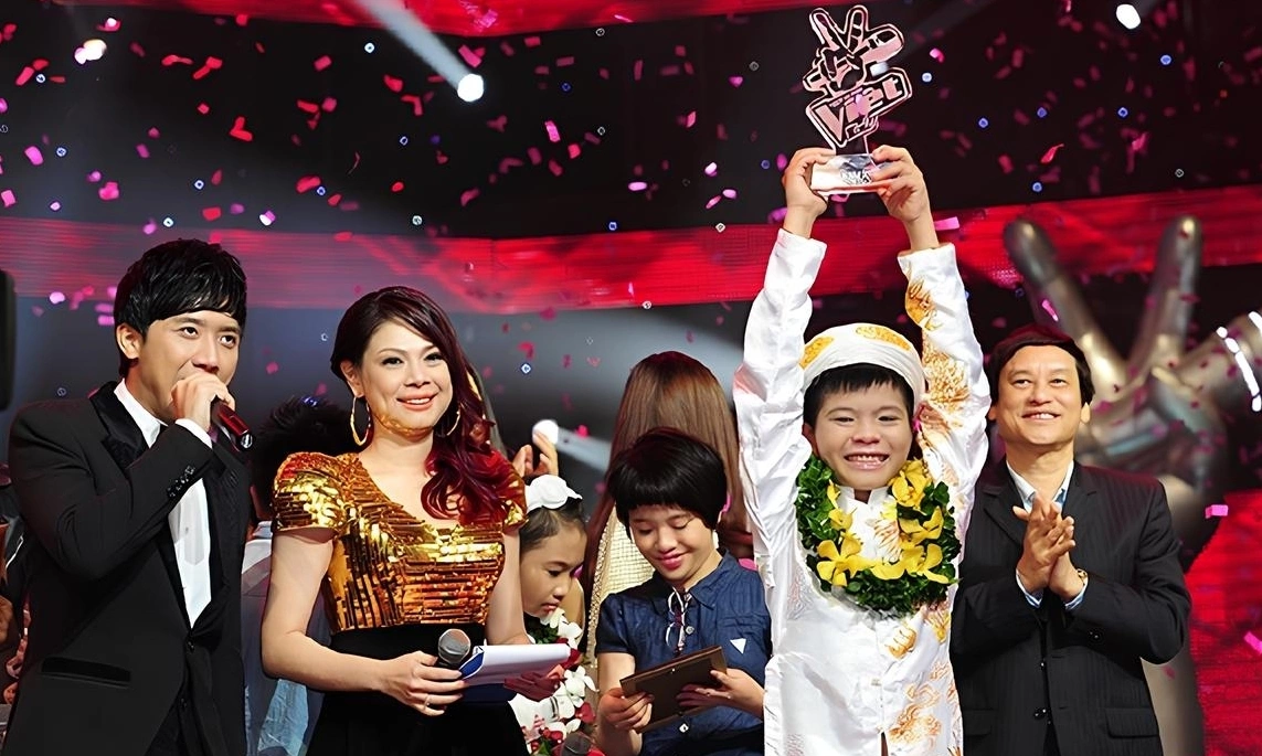 Trấn Thành và Phương Mỹ Chi đổi đời thế nào sau 12 năm trong Vbiz? Trước 'Rap Việt' và 'Anh trai say hi', Rhyder từng được biết đến với tên thật Quang Anh ở 'The Voice Kid 2013'. Giọng ca sinh năm 2001 giơ cao chiếc cúp quán quân trong đêm chung kết 12 năm trước, bên cạnh MC Trấn Thành và ca sĩ Thanh Thảo.