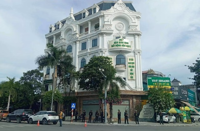 Triệt phá đường dây tội phạm tinh vi do Bùi Quốc Ý cầm đầu Lực lượng Công an khám xét nơi ở, nơi làm việc của đối tượng Bùi Quốc Ý