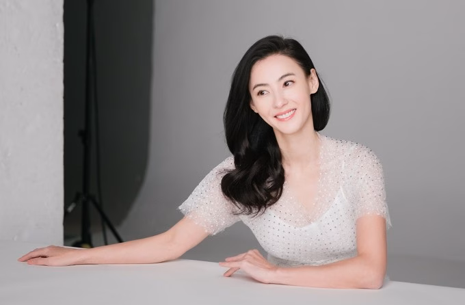 Trương Bá Chi lên sàn thẩm mỹ, nhan sắc hiện tại ra sao? Trương Bá Chi chụp ảnh quảng cáo vào tháng 3/2020. Ảnh: Sina