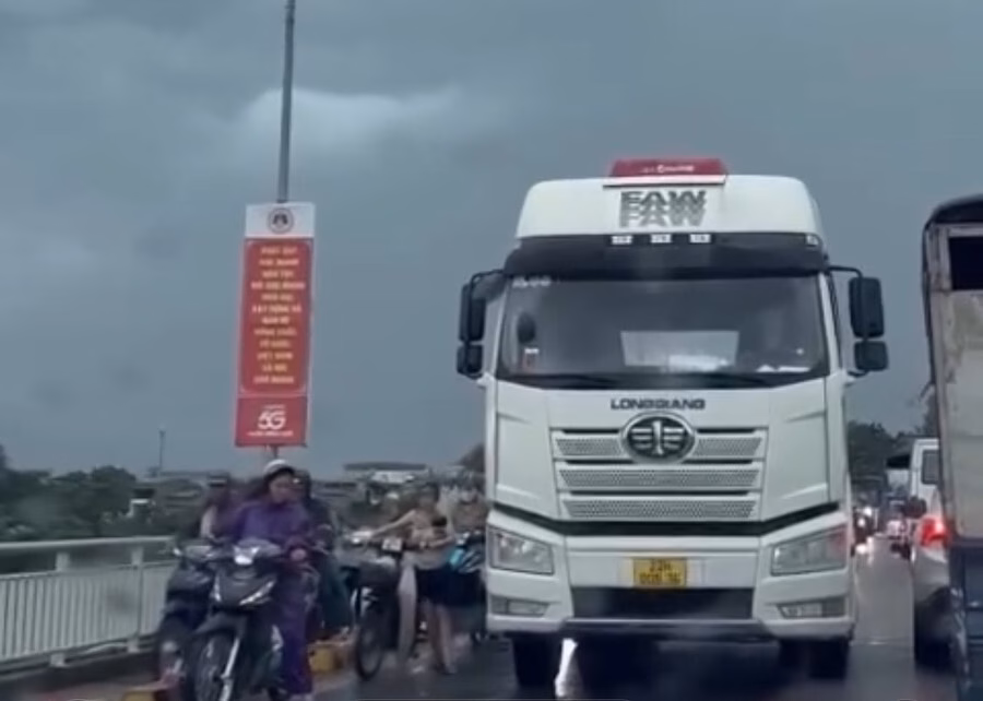 Tuyên Quang: Đoàn xe ô tô “đồng lòng” che chắn cho xe máy qua cầu trong lúc mưa dông Mưa lớn khiến cây gãy đổ tại tuyến đường Na Hang - Tuyên Quang.