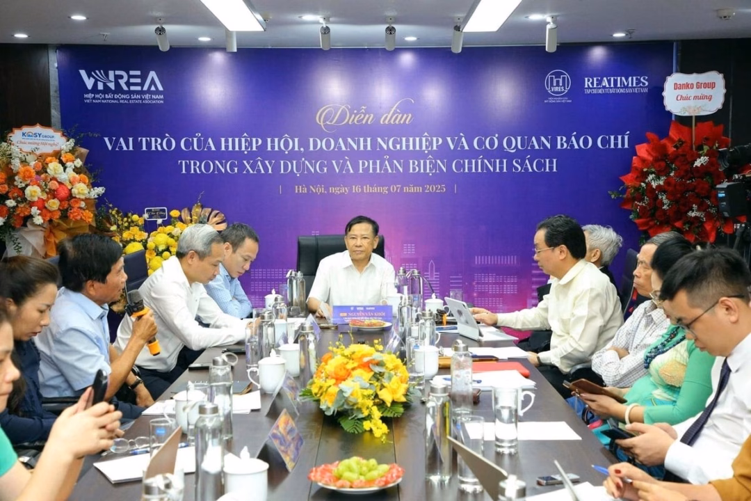 Vai trò của hiệp hội, doanh nghiệp và báo chí trong xây dựng chính sách bất động sản GS. TS Hoàng Văn Cường, Ủy viên Ủy ban Kinh tế Tài chính của Quốc hội chia sẻ tại diễn đàn. Ảnh: Reatimes.