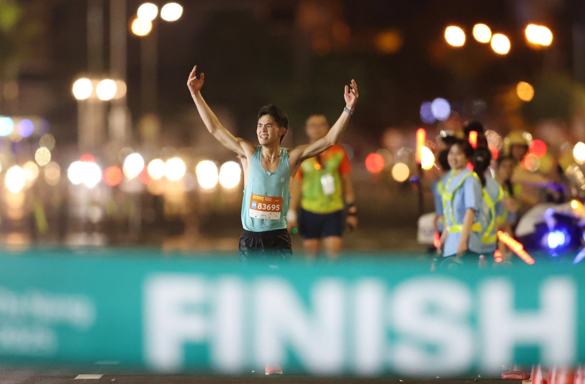 VĐV Huỳnh Anh Khôi vô địch VnExpress Marathon Đà Nẵng Bị Kiptoo, Lê Đình Tường dẫn trước trong phần lớn thời gian nhưng Vòng Vành Long không bỏ cuộc. Anh quyết tâm "phá dớp" về nhì tại VnExpress Marathon.