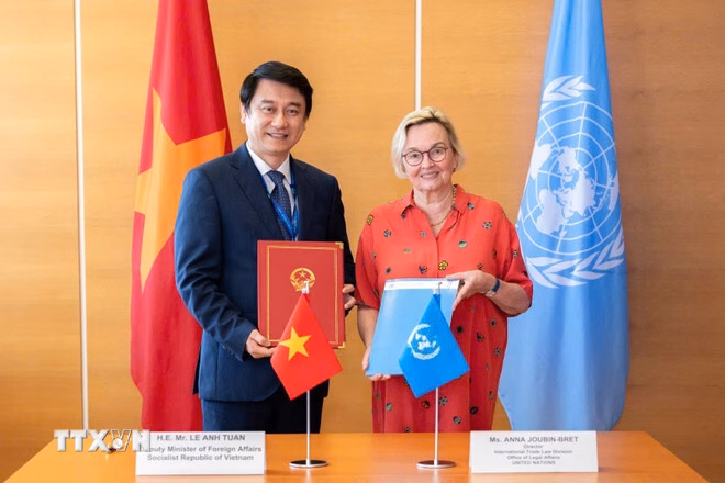 Thứ trưởng Lê Anh Tuấn và bà Candice Welsch, Giám đốc Ban Phân tích chính sách và Quan hệ công chúng của UNODC, ký Thỏa thuận nước chủ nhà giữa Chính phủ Việt Nam và UNODC về hỗ trợ tổ chức Lễ mở ký Công ước LHQ về Chống Tội phạm mạng vào tháng 10/2025. (Ảnh: TTXVN phát) 