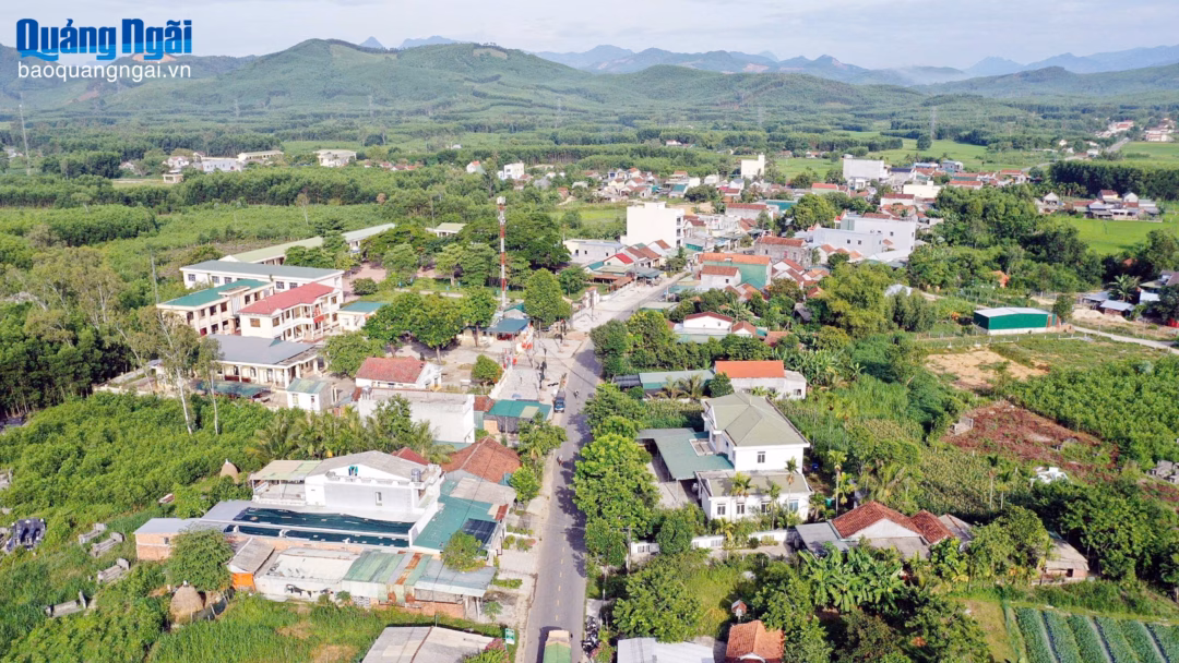 Công chức Trung tâm Phục vụ hành chính công xã Ba Gia hướng dẫn người dân thực hiện thủ tục hành chính. Ảnh: TRUNG ÂN