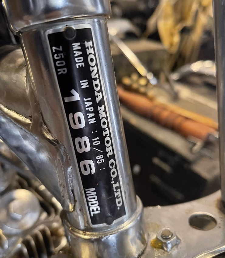 Xe máy Honda Z50 Giáng Sinh đặc biệt năm 198 Chiếc xe của anh Hiệp mang số thứ tự 10/85 và hiện là chiếc duy nhất có mặt tại Việt Nam.