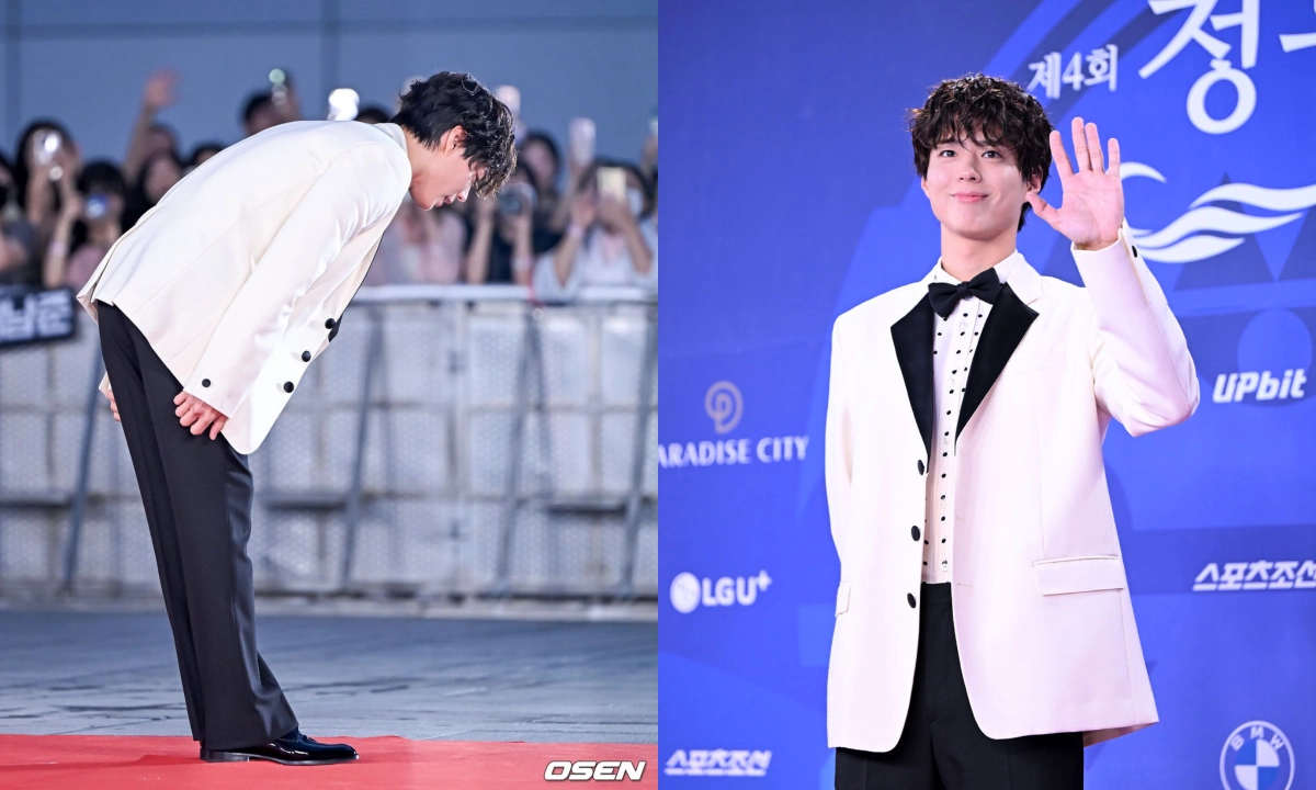 Yoona diện váy cồng kềnh, vấp ngã trên thảm đỏ lễ trao giải Blue Dragon Series Park Bo Gum phối sơ mi trắng thắt nơ với vest trắng, quần tây đen. Diễn viên cúi đầu tri ân khán giả đã ủng hộ anh suốt thời gian qua.