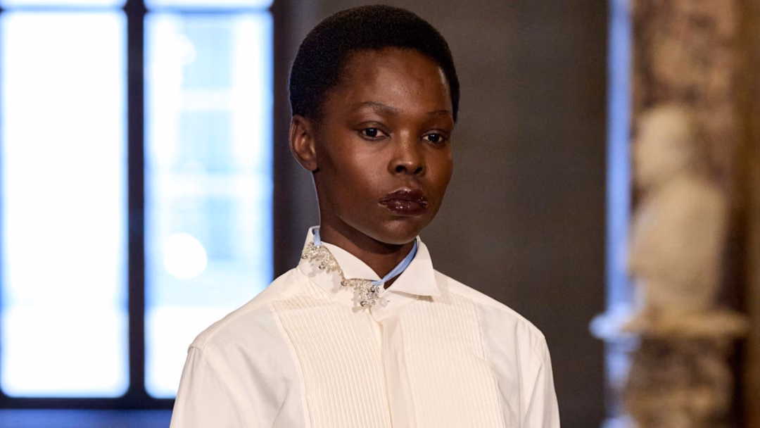 3 loại son stain giúp bạn ‘nép mình’ vào mùa hè đơn giản mà xinh đẹp Ariel Baker testing Victoria Beckham Color Wash.