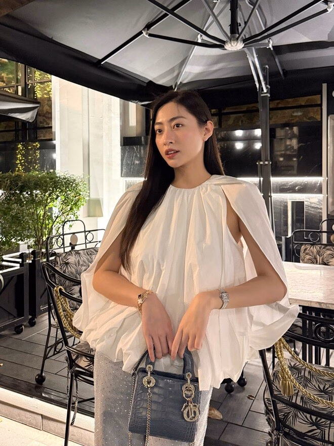 5 Mẫu Áo Đẹp Các Mỹ Nhân Việt Ưa Thích – Phong Cách Trẻ Trung Và Tinh Tế 5 mẫu áo tuyệt đẹp "bỏ bùa" hội mỹ nhân Việt, sắm theo hết thì chị em sẽ thành ngôi sao thời trang- Ảnh 10.