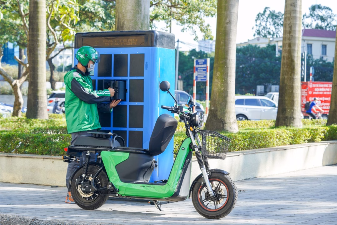 5 xe máy điện dưới 30 triệu đồng đáng mua hiện nay Một số trang bị của Selex Camel 2 gồm phanh đĩa, cổng sạc USB, yên sau có thể tháo rời để lắp đặt các thùng hàng (Ảnh: Selex).