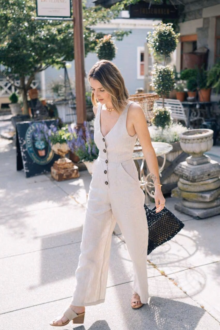 6 Loại Quần Áo Có Thể “Giết” Tủ Đồ Của Bạn Jumpsuit là lựa chọn thời trang vừa tiện lợi vừa sành điệu, giúp tạo hiệu ứng kéo dài cơ thể và tôn dáng. Tuy nhiên, việc mặc jumpsuit đòi hỏi sự tinh tế trong lựa chọn chất liệu và kiểu dáng phù hợp với vóc dáng, để tránh cảm giác luộm thuộm hoặc thiếu thoải mái.