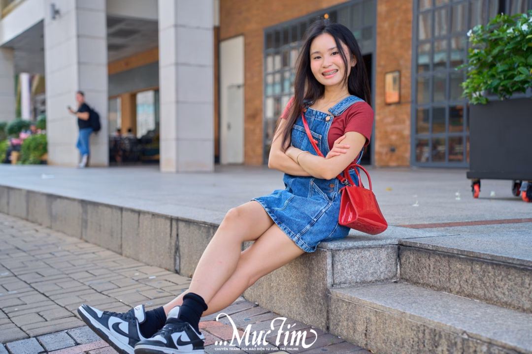 Kết hợp áo croptop với váy jeans ngắn, bạn có thể "ăn gian" kha khá chiều cao đó - Ảnh: VŨ