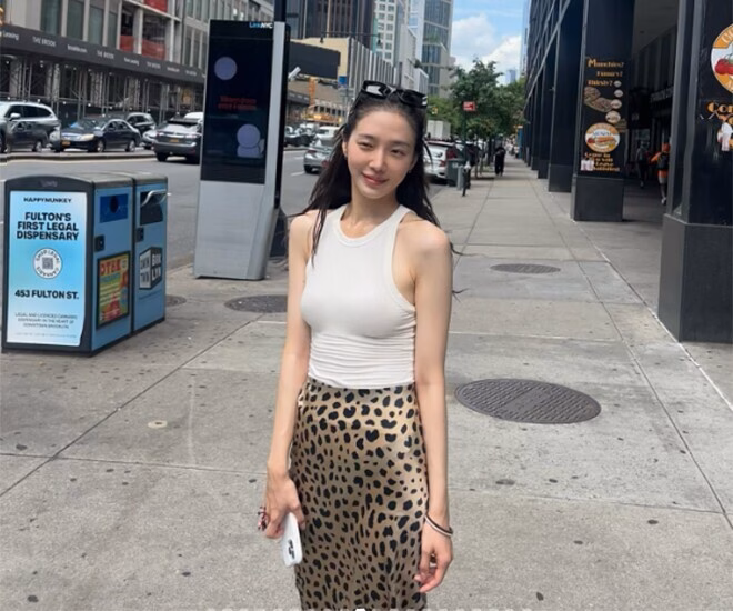 7 kiểu chân váy giúp nàng ‘chinh phục’ mùa hè Bạn có thể phối cùng áo ba lỗ dệt kim hoặc áo croptop ôm sát, tạo nên phong cách vừa thanh lịch vừa gợi cảm – kiểu “mọt sách” nhưng chẳng hề nhàm chán. Đây là lựa chọn hoàn hảo cho những cô nàng muốn phá cách.