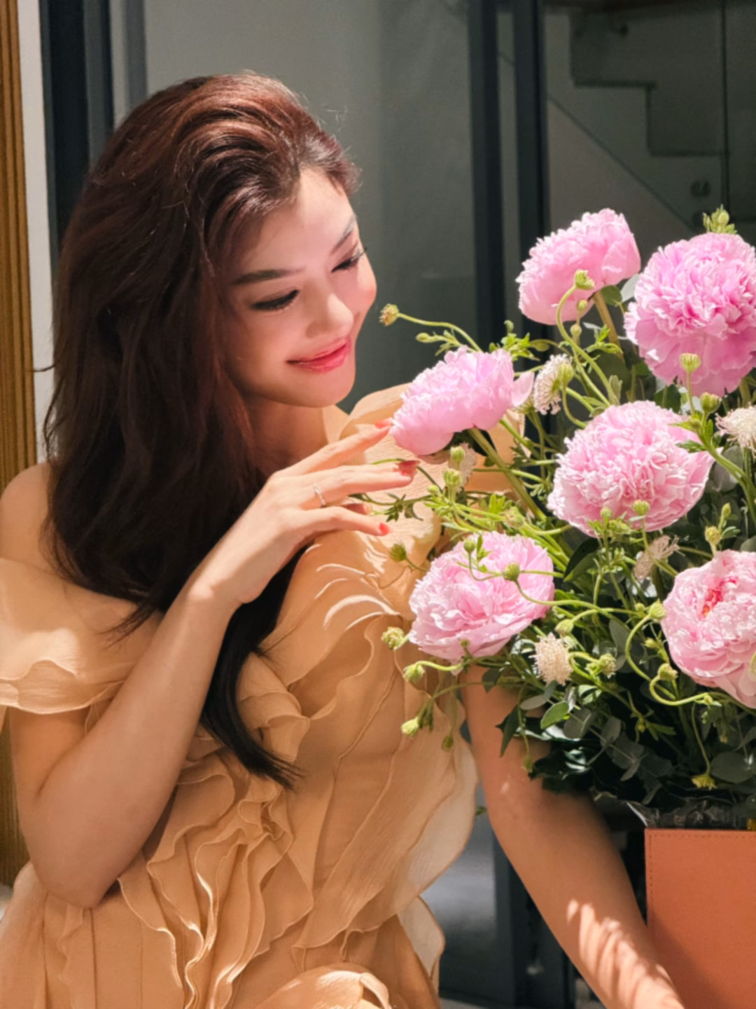Thời gian gần đây, Lona Kiều Loan liên tục flex được bạn trai chăm bẵm quan tâm nhưng vẫn giấu kín danh tính