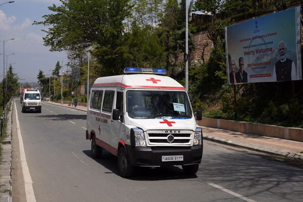 Ấn Độ: 2 kẻ cưỡng hiếp tập thể một phụ nữ trong xe cứu thương