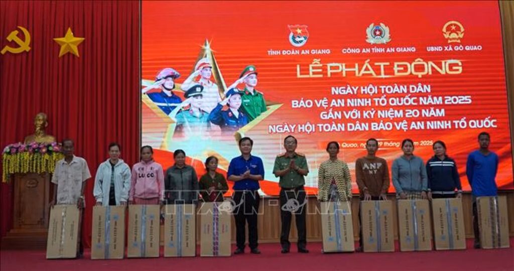 An Giang phát động Ngày hội toàn dân bảo vệ an ninh Tổ quốc năm 2025 Lãnh đạo Công an tỉnh An Giang thăm hỏi, tặng quà Mẹ VNAH Nguyễn Thị Thao, xã Gò Quao.