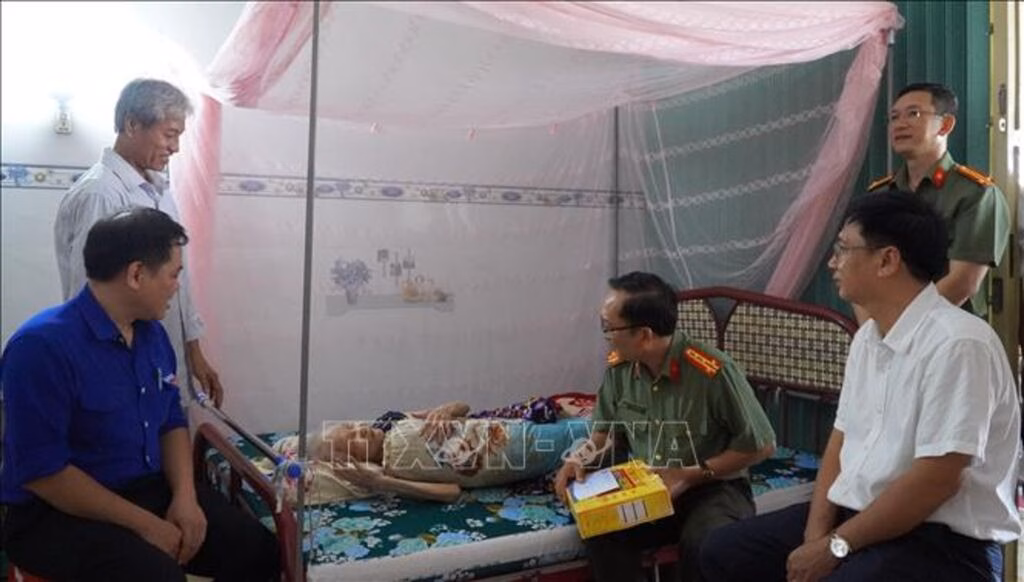 An Giang phát động Ngày hội toàn dân bảo vệ an ninh Tổ quốc năm 2025 Lãnh đạo Công an tỉnh và Tỉnh đoàn An Giang tặng quà cho hộ gia đình có hoàn cảnh khó khăn xã Gò Quao.