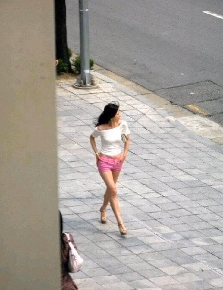 Angelababy và Jeon Ji Hyun đua nhau ‘mượn’ style Y2K hồi sinh Hình ảnh chất lượng thấp cũng không thể làm lu mờ đi body chất lượng cao của Jeon Ji Hyun.
