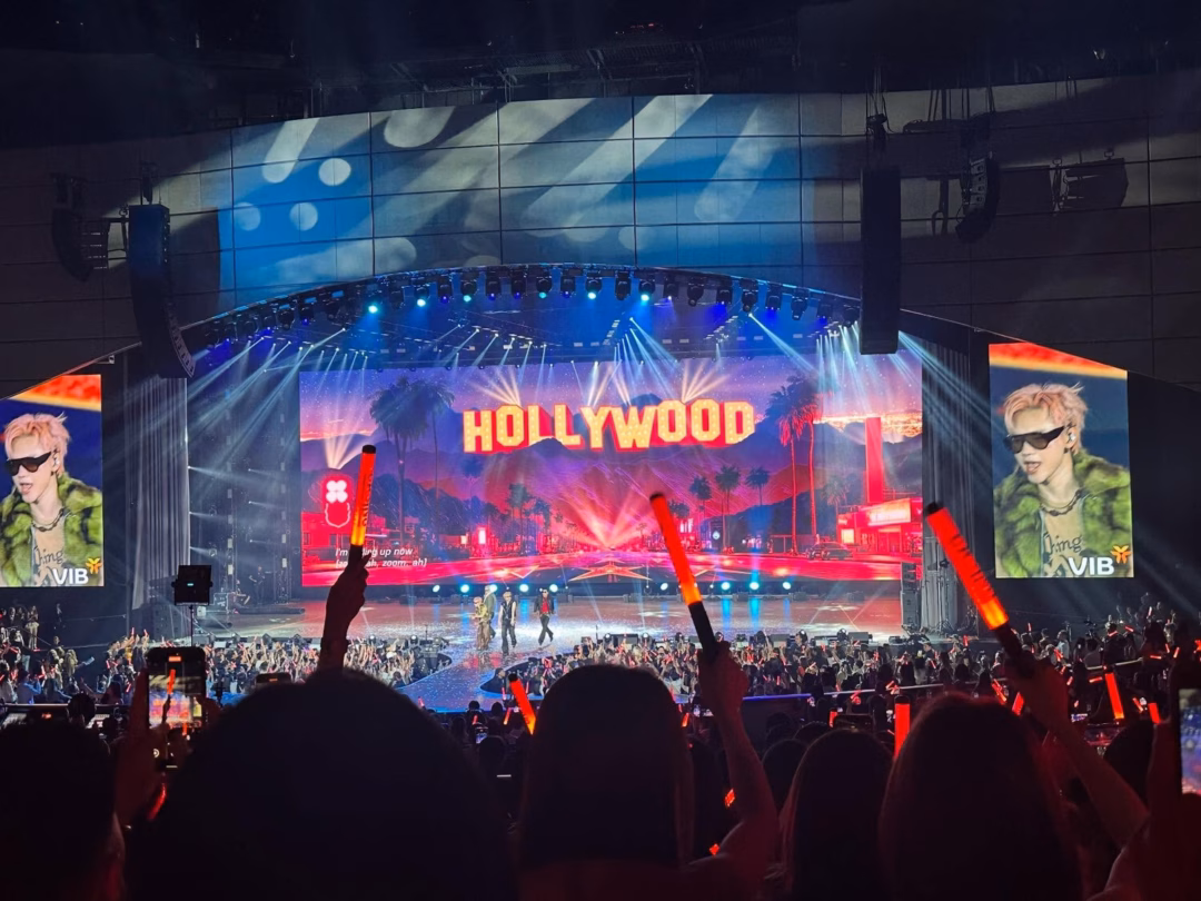 HIEUTHUHAI mặc vest chú rể trong concert Mỹ, biến hình AI (ảnh phải) thành hiện thực. Ảnh: GiveHieuAHug.