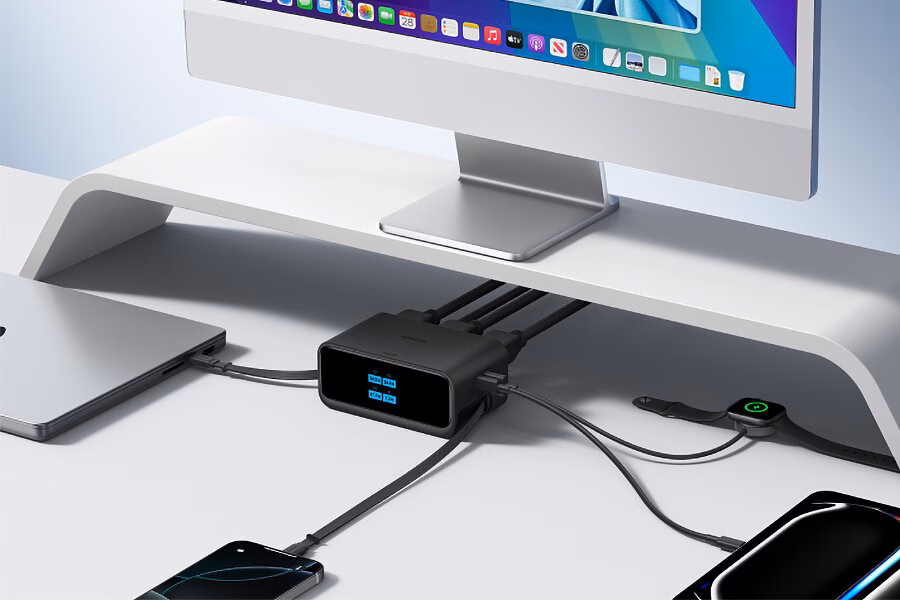 Anker ra mắt trạm sạc với dây cáp USB-C co rút tiện lợi The desktop charger includes two retractable USB-C cables, an additional USB-C and USB-A port, and three AC outlets on the back.