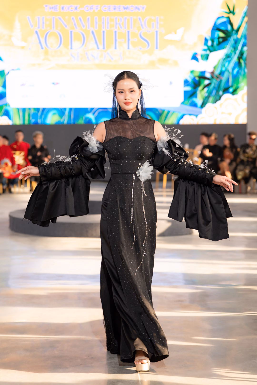 Á hậu Hương Ly cũng trình diễn áo dài trang trí cầu kỳ.