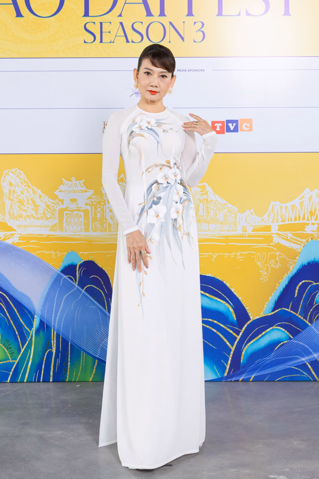 Thiết kế với tà dài chạm đất giúp NSND Mỹ Uyên "ăn gian" chiều cao.