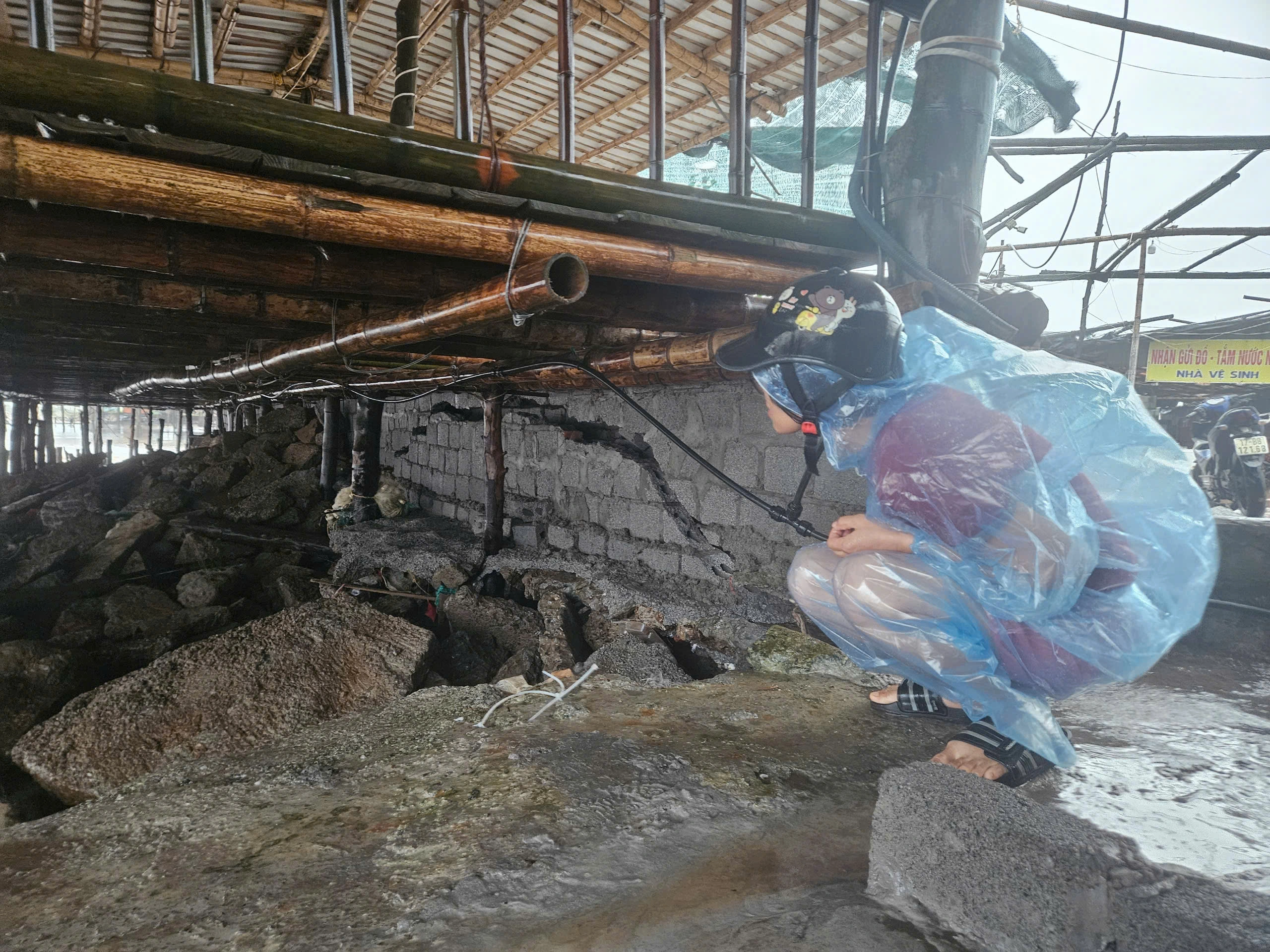 Bão lớn càn quét, khu du lịch ven biển tan nát Chị Trần Thị Dịu cho biết trước bão đã chủ động chằng chéo, tuy nhiên gió to, sóng lớn nên thiệt hại nặng nề