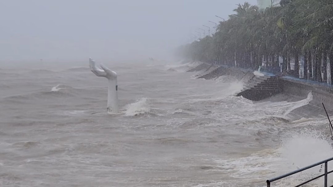 Bão số 3 đánh tan ‘bàn tay khổng lồ’ ở kè biển Hải Tiến Hình ảnh lá cờ Tổ quốc tung bay giữa biển khơi ở Hải Tiến trong mưa bão số 3