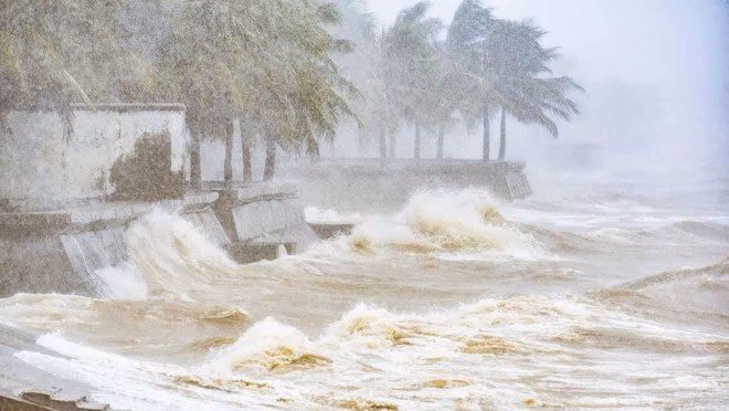 Bão số 3 gây sóng lớn, ‘bàn tay khổng lồ’ bị che khuất Sóng biển dâng cao, đánh dữ dồi bào bờ kè ở biển Thanh Hóa