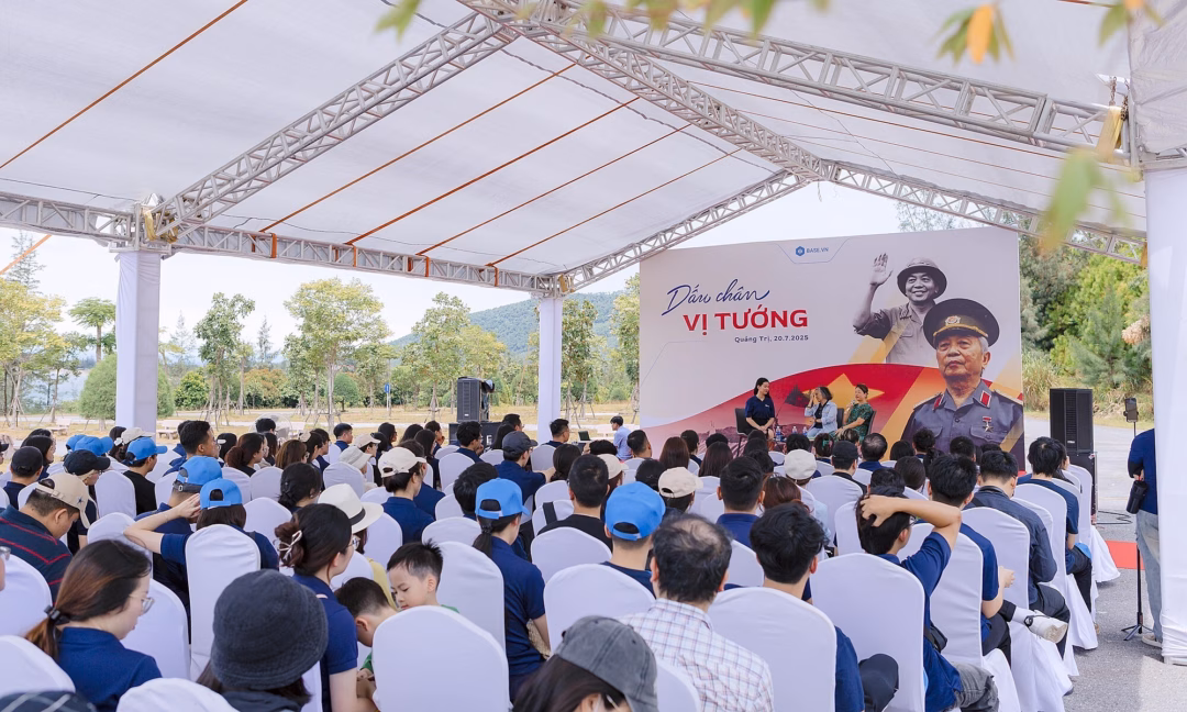 Chị Võ Hạnh Phúc, đại diện gia đình Đại tướng, chia sẻ trong buổi giao lưu.