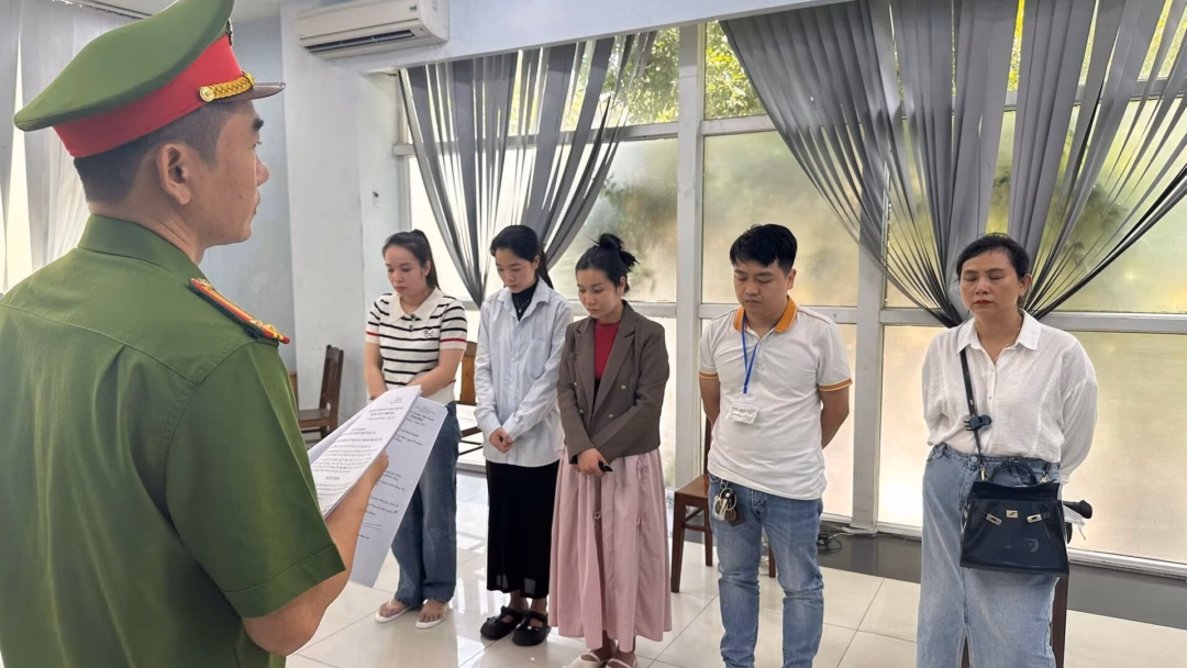 Bắt nhóm giả bác sĩ phòng khám ‘dỏm’ lừa đảo ở Đà Nẵng Cơ quan Công an đã khởi tố vụ án, khởi tố bị can để điều tra vụ việc. Ảnh: Công an Đà Nẵng cung cấp