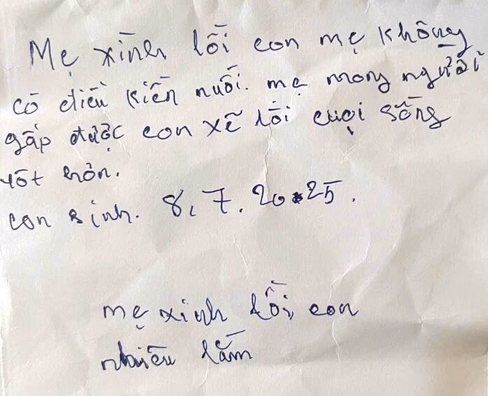 Bé trai bị bỏ rơi trong lô cao su với thư tay của mẹ