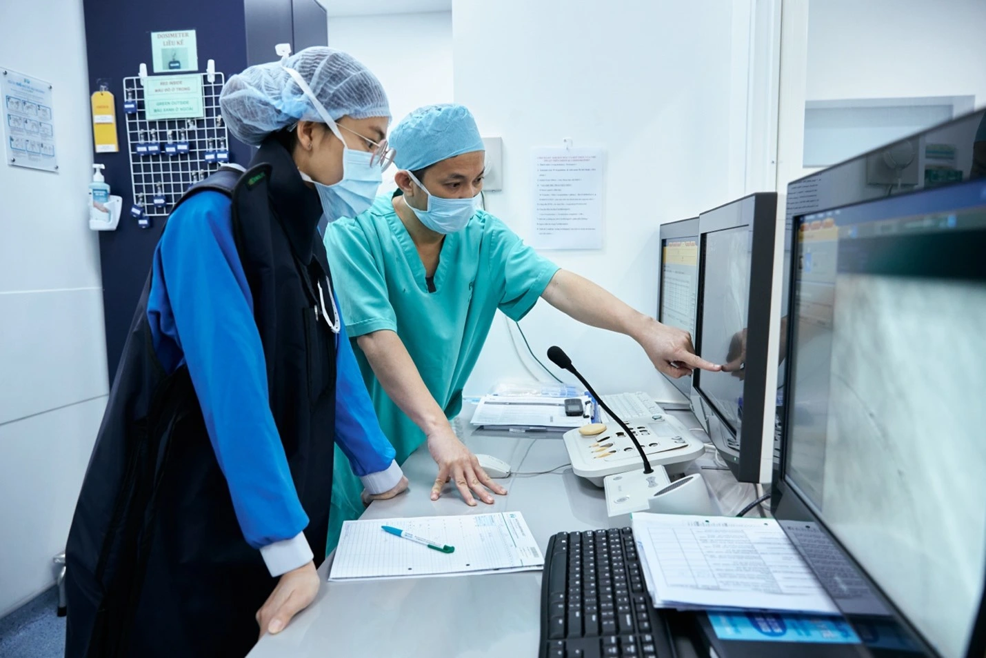 Bệnh viện FV ứng dụng thành công công nghệ phá vôi lòng mạch siêu âm trong can thiệp tim mạch Tiến sĩ - bác sĩ Hồ Minh Tuấn kiểm tra stent động mạch vành bằng hình ảnh quang học trong lòng mạch OCT