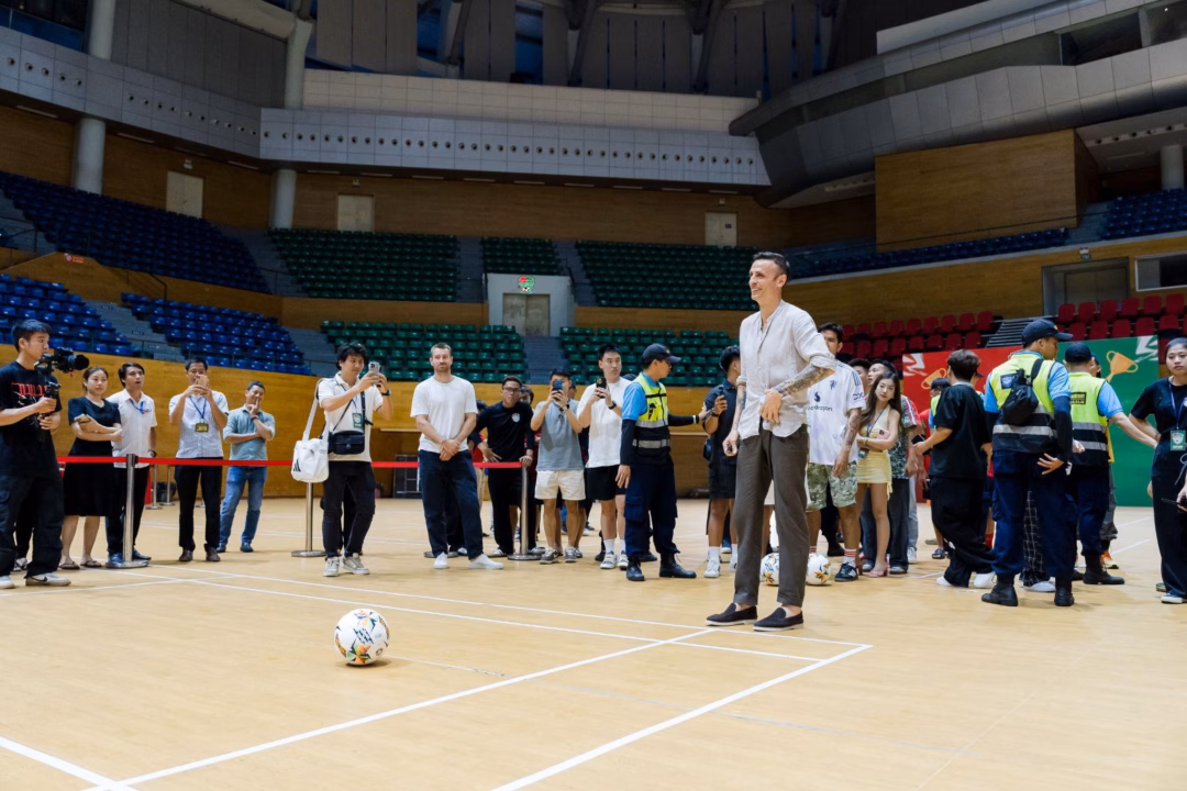 Berbatov xúc động bên Đà Nẵng, truyền cảm hứng cho bóng đá trẻ Việt Nam