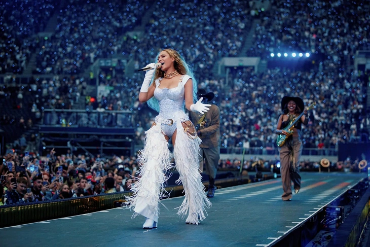 Beyoncé biểu diễn trong khuôn khổ Cowboy Carter Tour tại sân vận động Tottenham Hotspur ở London vào ngày 5-6 - Ảnh: REUTERS