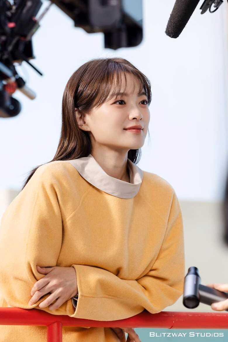 Nhờ thêm bột trà xanh vào chu trình rửa mặt nên ở tuổi 38, Chun Woo Hee vẫn giữ được làn da mịn màng, tươi sáng như thiếu nữ đôi mươi. Lớp da căng bóng, không tì vết của cô khiến nhiều người ngỡ ngàng mỗi lần xuất hiện trên màn ảnh hay sự kiện thảm đỏ.